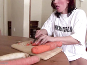 Mature mother fucks her twat with carrot and pissed on