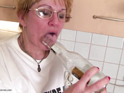Old bitch fucks her stinky hairy cunt with bottle
