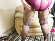 Slutty granny shows off her arse in fishnet pantyhose