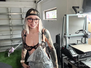 Tomboy GF shows you her garage and ends up having a twitchy